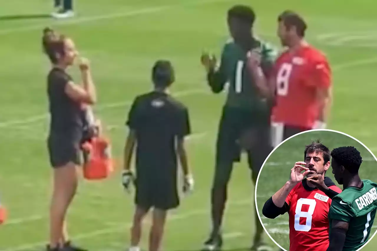 Water girl gets in on Aaron Rodgers-Sauce Gardner blunt celebration