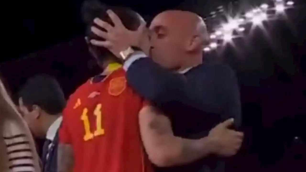 Causa indignación beso de Luis Rubiales a Jenni Hermoso en el festejo de Mundial Femenil