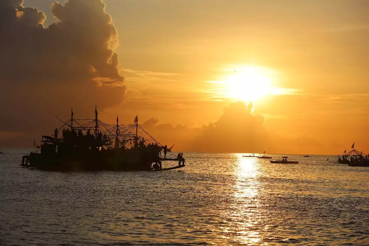 Thousands gather for sea procession of centuries-old religious icon in Albay