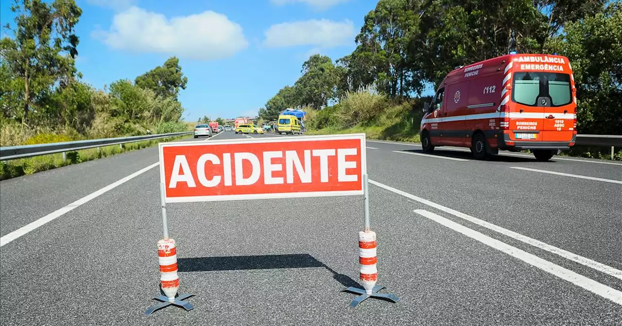 Camião capotou à saída da ponte 25 de Abril. Trânsito condicionado