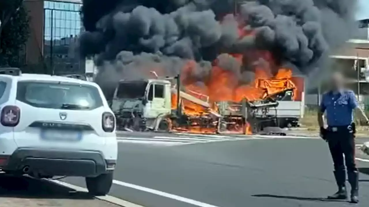 Autocarro in fiamme: colonna di fumo nero sulla Tiburtina