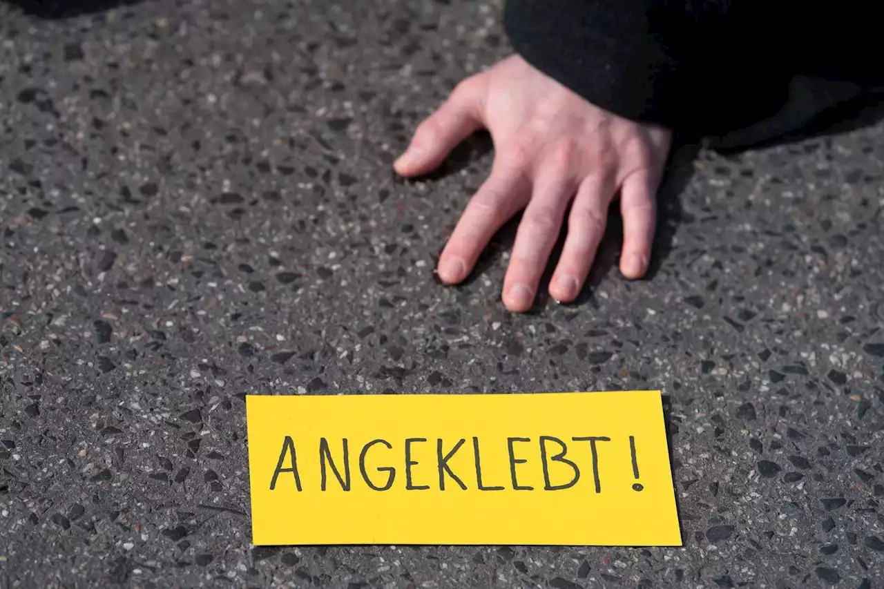 Klimaaktivisten blockieren Straße in Leipziger Innenstadt
