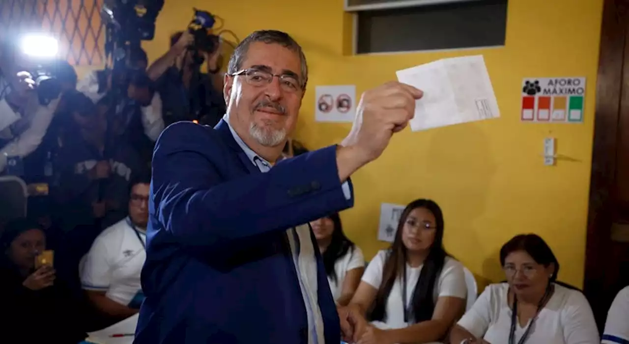 Bernardo Arévalo de León vence presidenciais na Guatemala