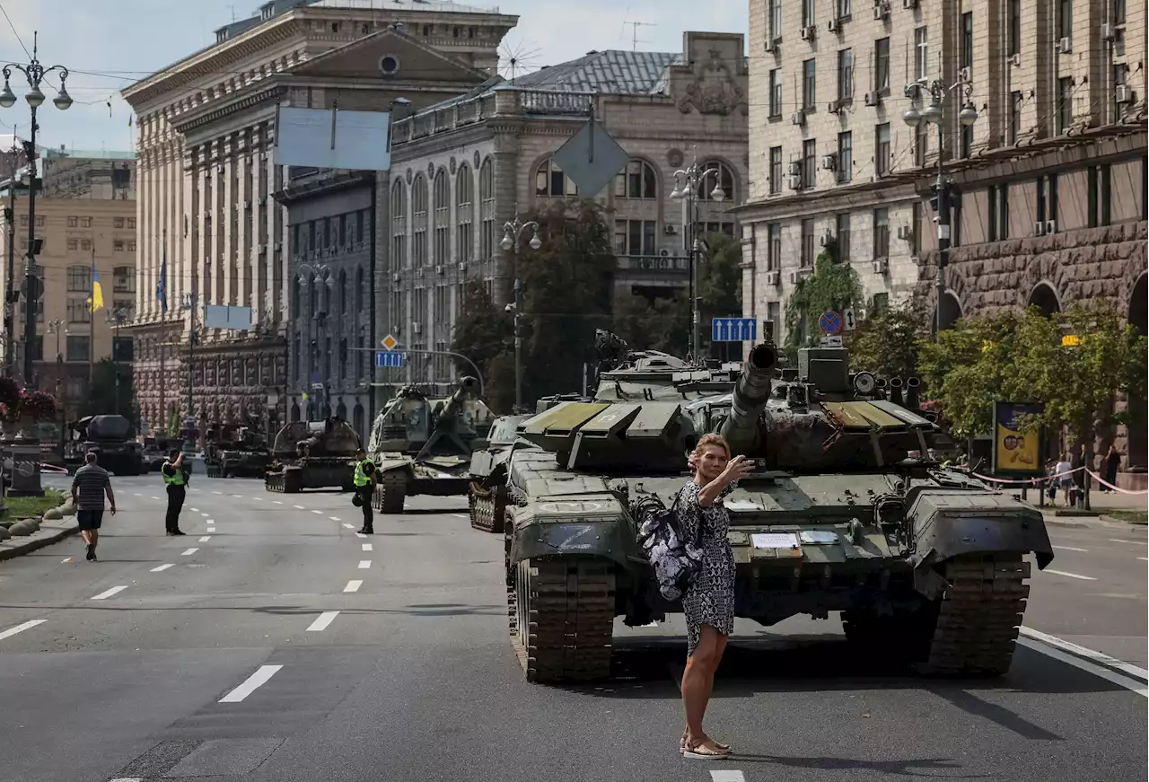 Ukraine lines up destroyed Russian tanks in central Kyiv