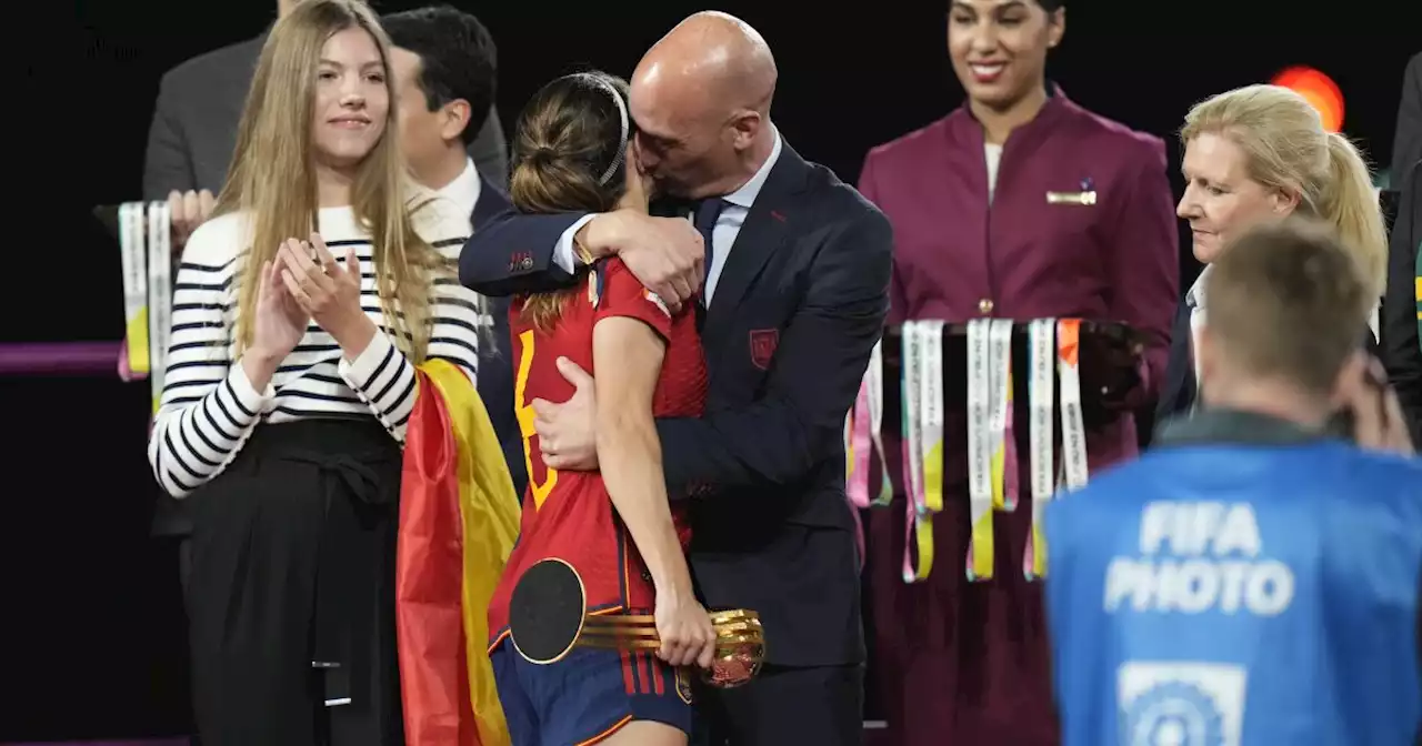 Indignación por beso no consentido del presidente de federación española a Jenni Hermoso