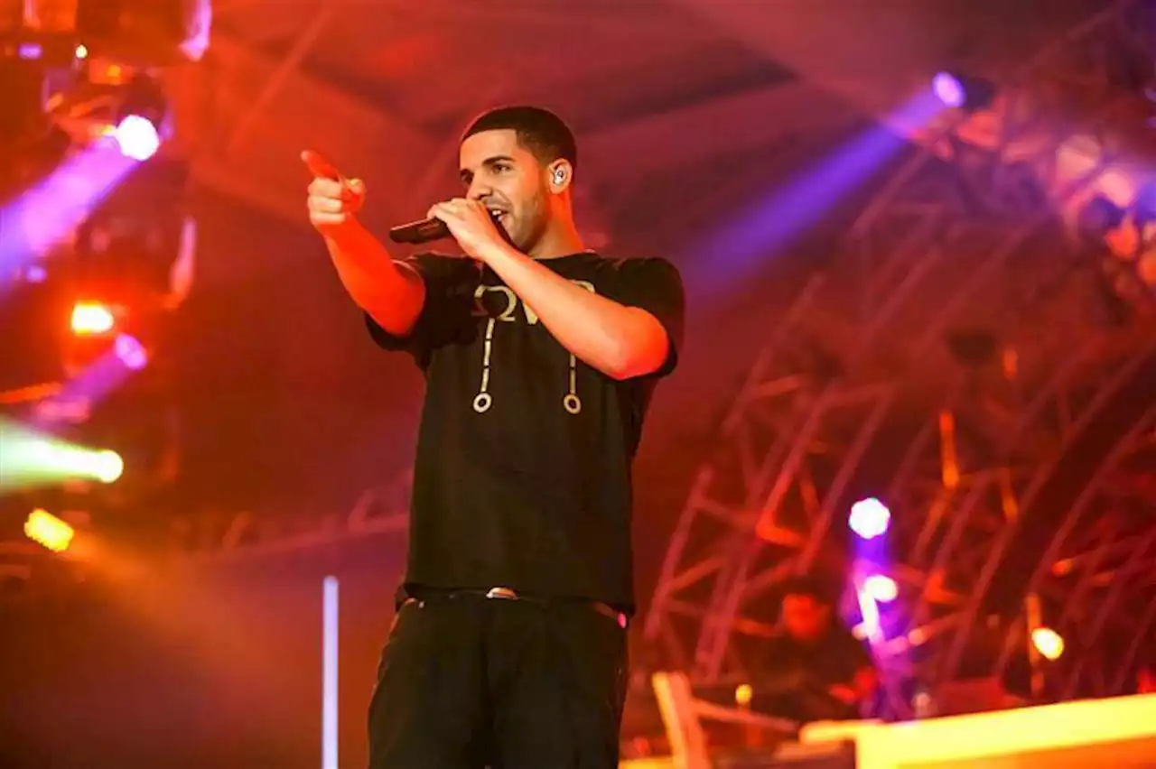 Drake quase atingido com livro durante concerto