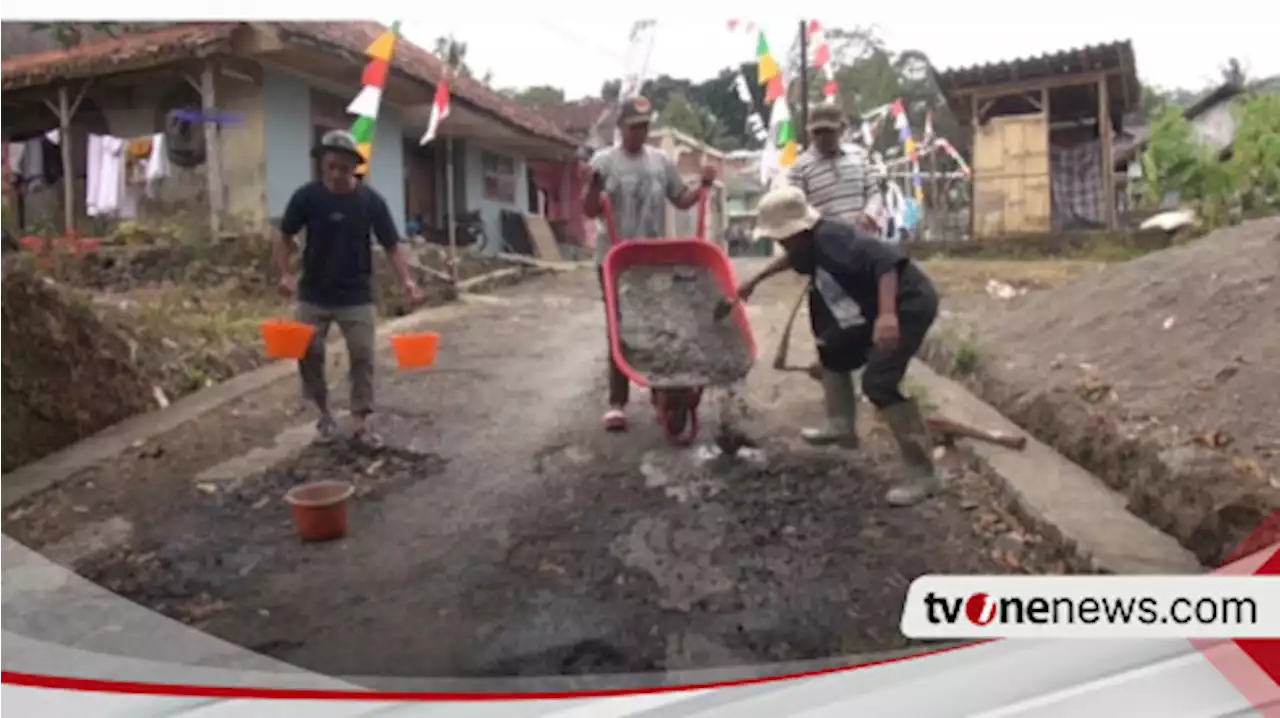 Kesal Tidak Diperhatikan oleh Kepala Desanya, Warga di Ciamis secara Swadaya Perbaiki Jalan Kampung yang Rusak