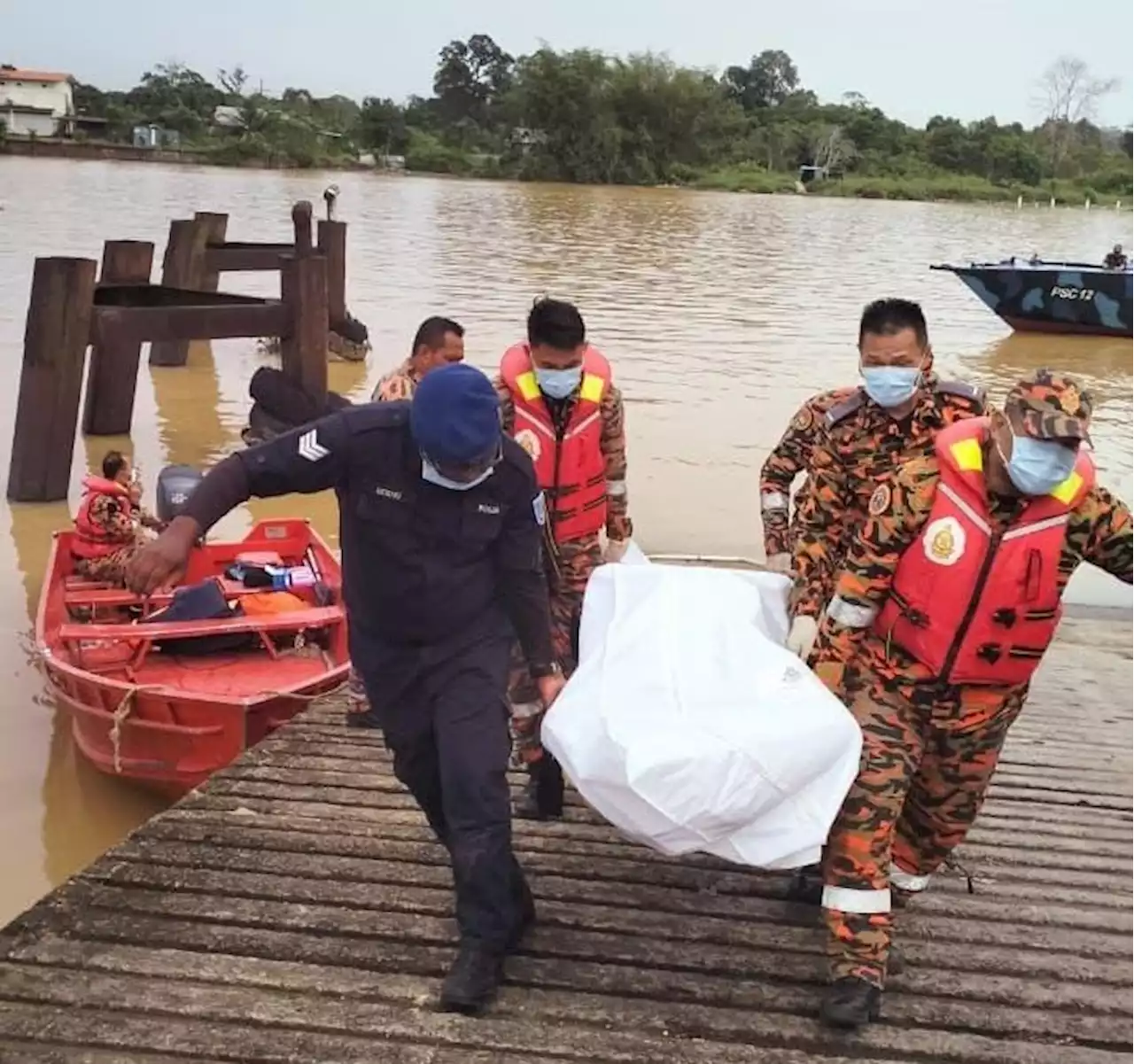 Buruh terjatuh dari bot ekspress ditemukan terapung sejauh 9.6 kilometer dari lokasi