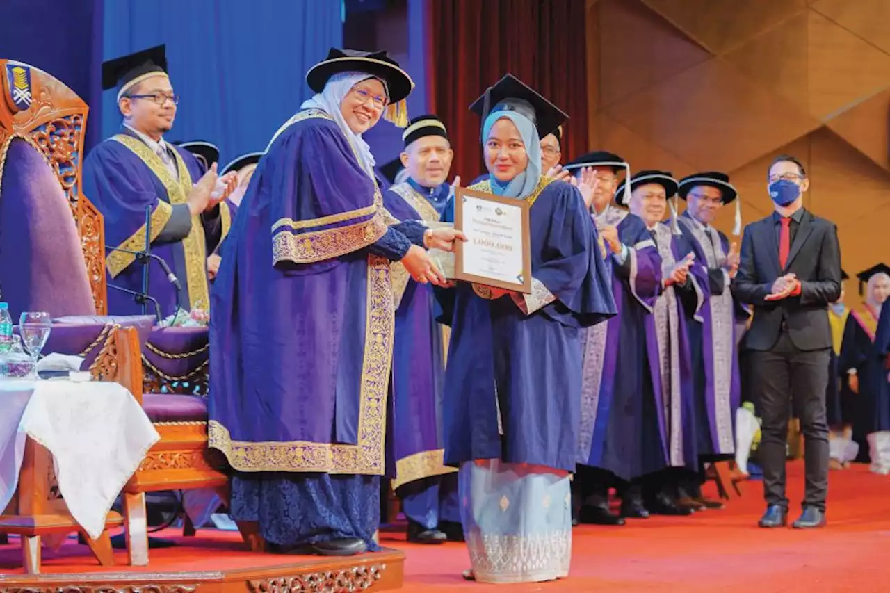 Graduan Diploma Sains penerima skrol ke satu juta UiTM