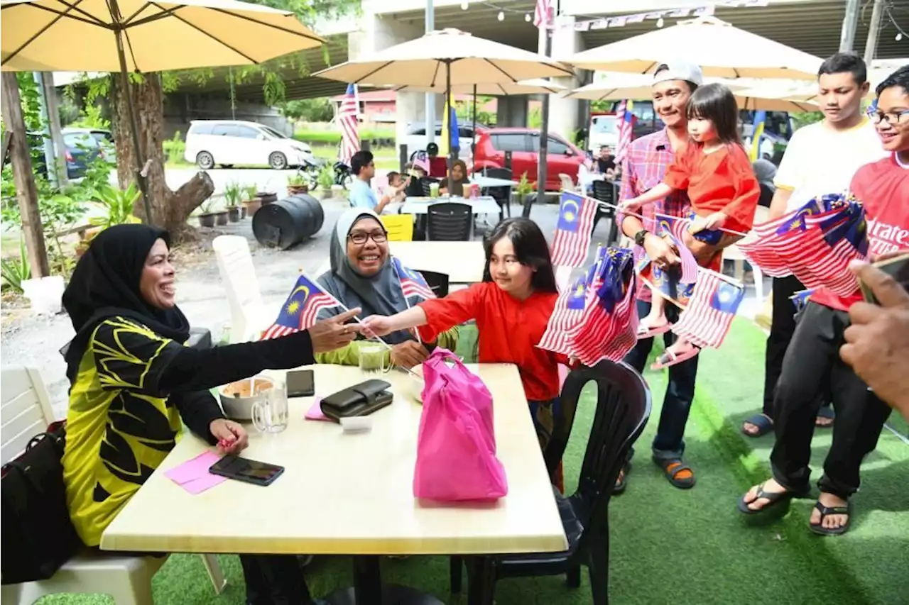 Si cilik dua beradik edar Jalur Gemilang di Bunker Cafe