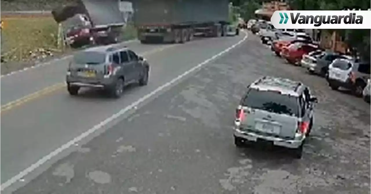 En video: Buscan a conductor de una tractocamión que realizó una peligrosa maniobra en la vía entre Cúcuta y Bucaramanga