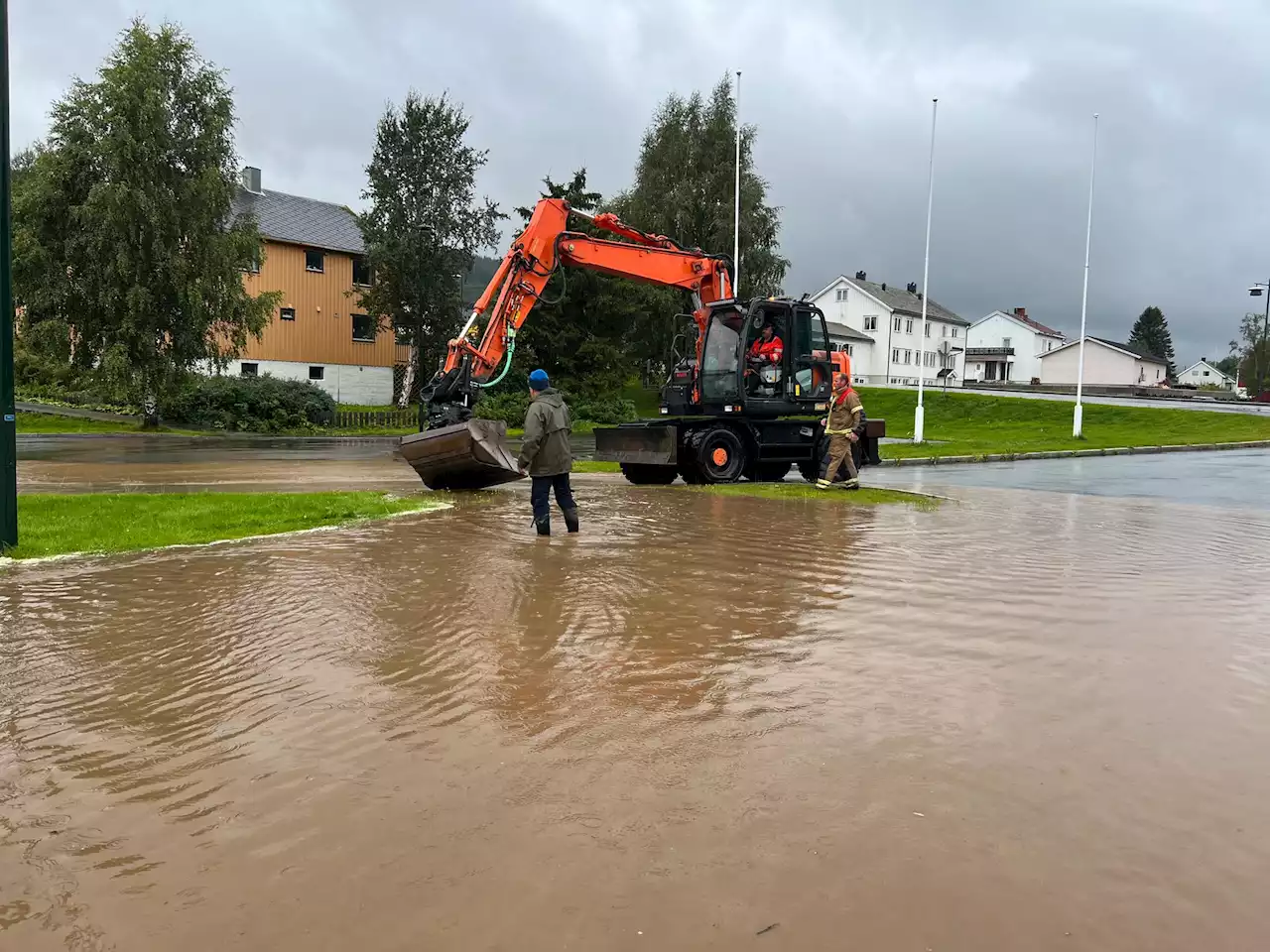 Rørosbanen og flere veier stengt etter uvær i Trøndelag