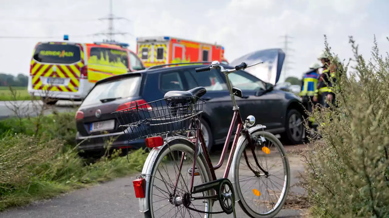 Senioren schwer verletzt im Krankenhaus: Radfahrerin übersieht Pkw