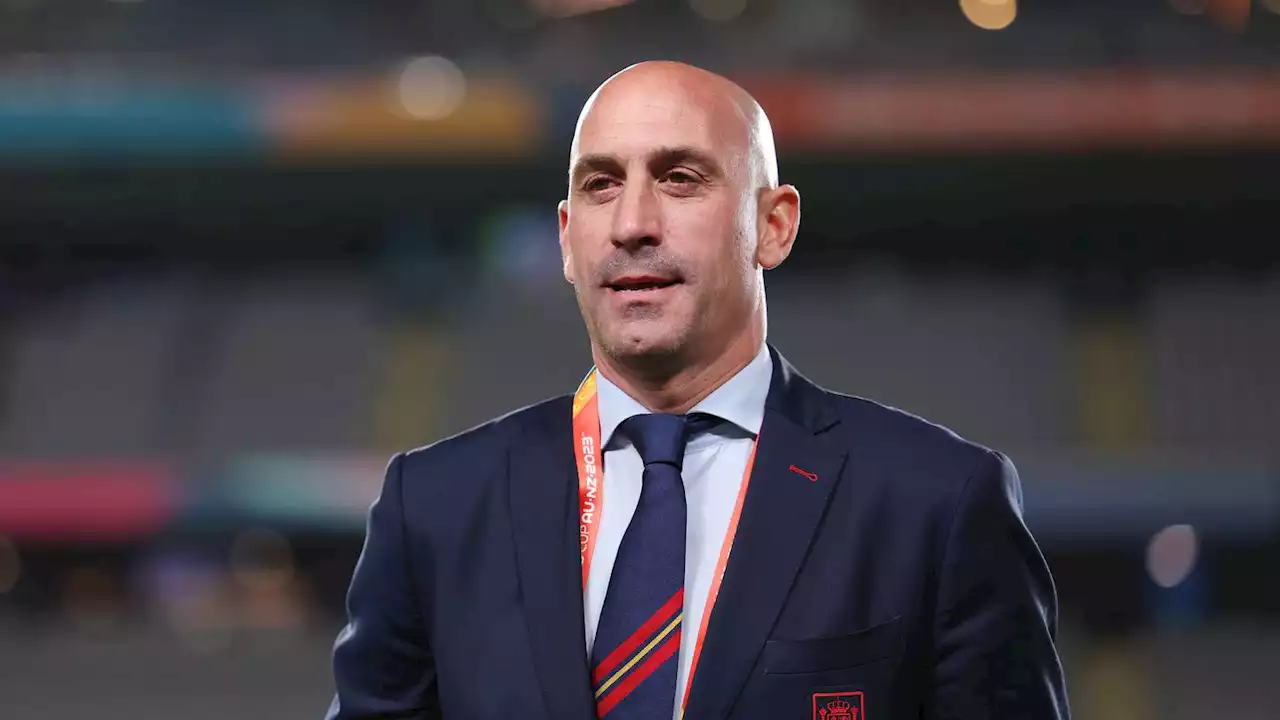 Spain soccer president Luis Rubiales apologizes for kissing player, as calls for his resignation mount