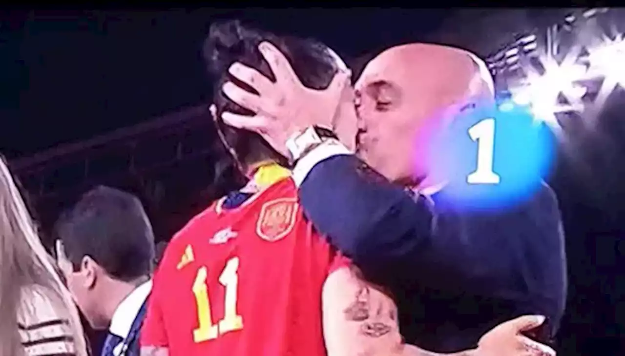 Polémica en España por beso en la boca del presidente de la Federació a la jugadora Jenni Hermoso