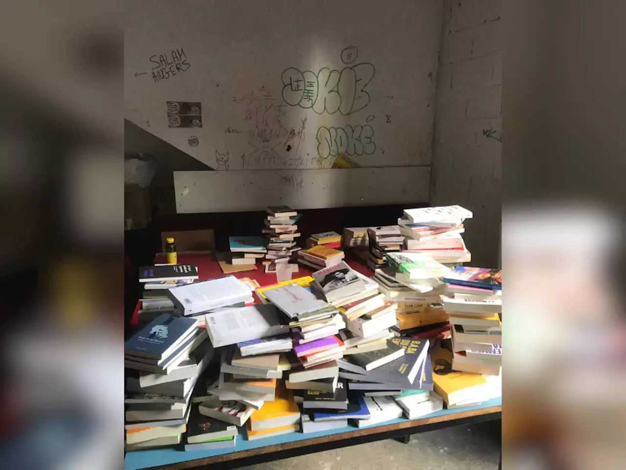 Montreuil : un café librairie vandalisé, des ouvrages féministes et anti-racistes détériorés