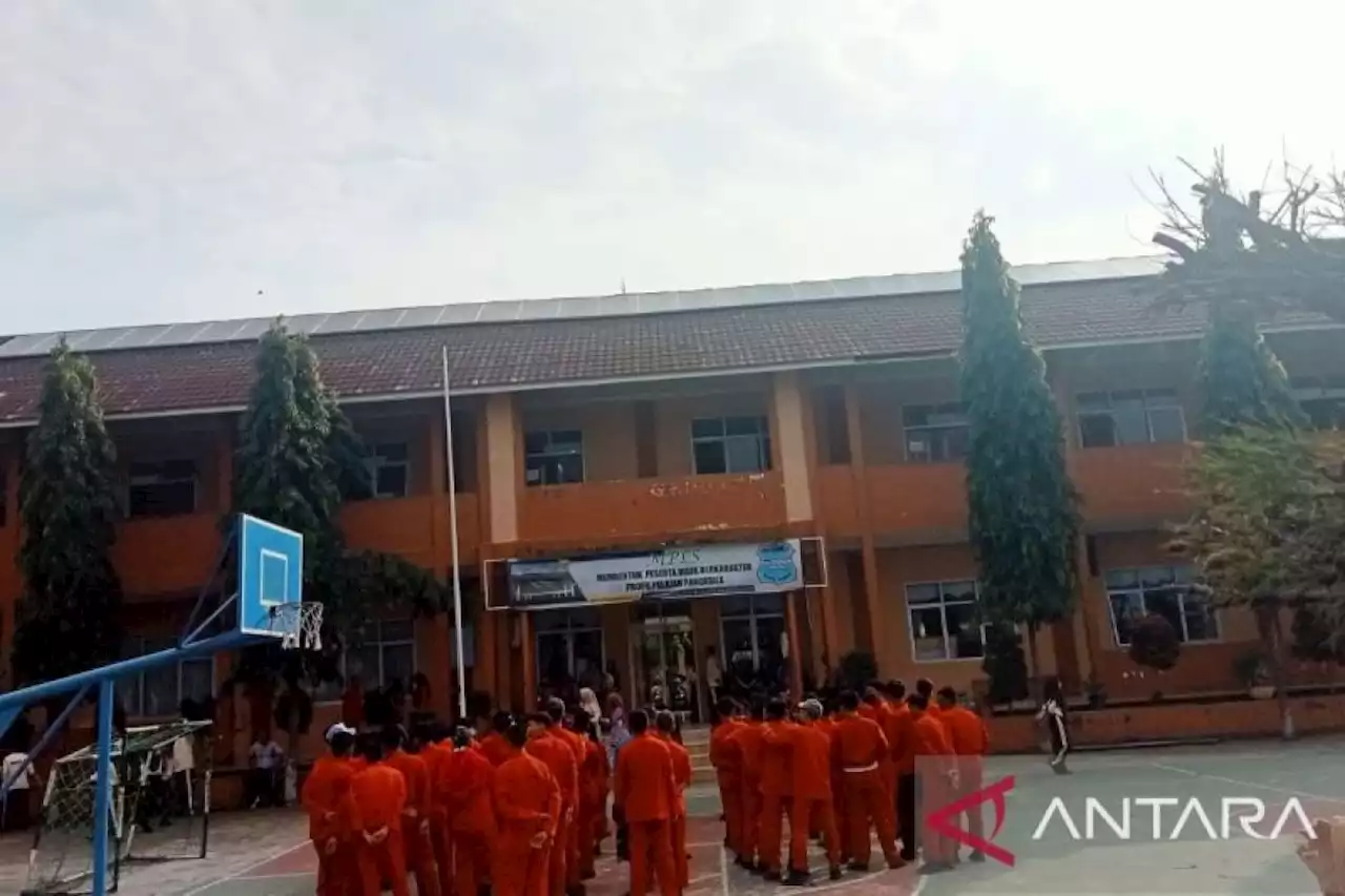 Ketika panel surya menerangi dunia pendidikan di Jambi