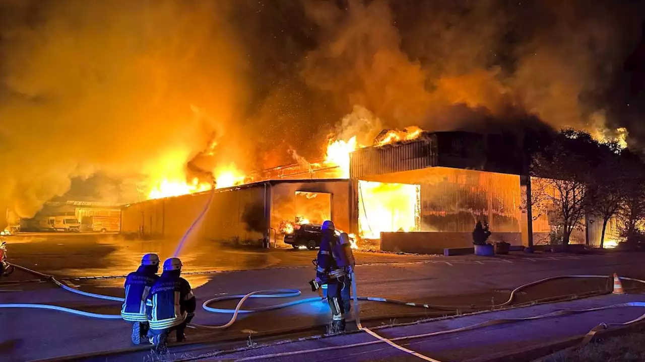 Großbrand in Kempten: Lagerhalle brennt, Blaulicht-Einsatz läuft