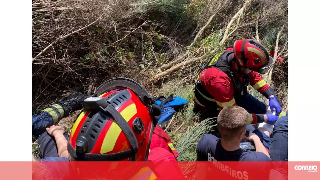 Um bombeiro desaparecido e quatro feridos em despiste de carro de combate aos incêndios em Baião