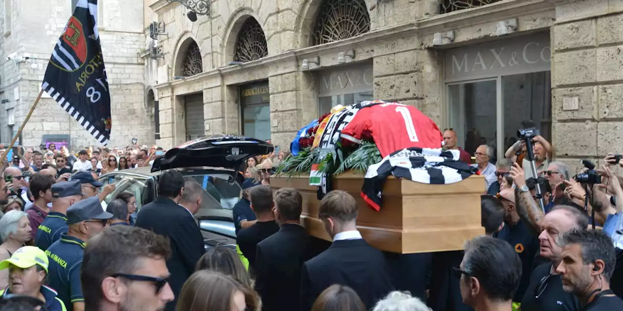 Quanto amore per Mazzone, in migliaia ai funerali: l'emozione attraversa Ascoli