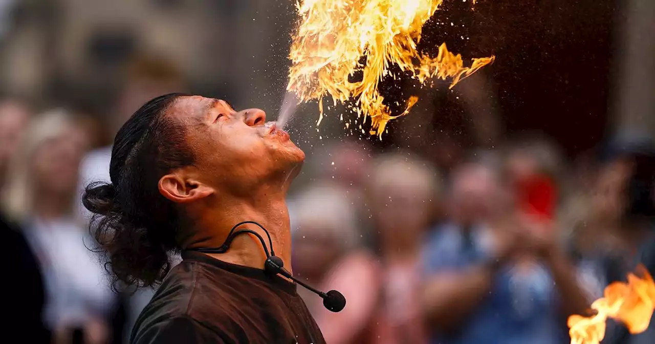 Street performers entertain Fringe audiences on Edinburgh's Royal Mile