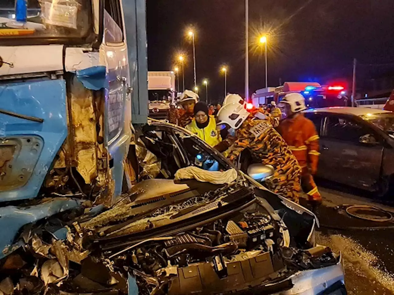 One killed after their car rammed by 40-footer container lorry in KK