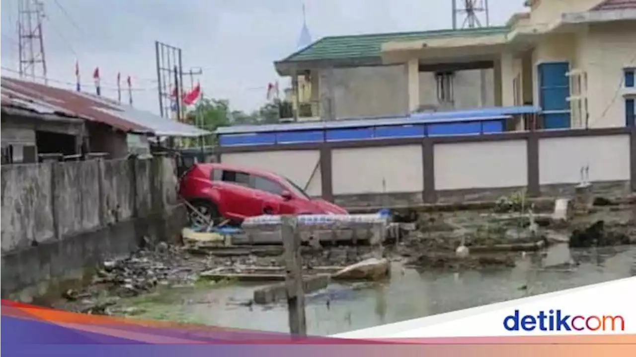 Mobil PDIP Seruduk Pagar-Masuk Kuburan di Meranti