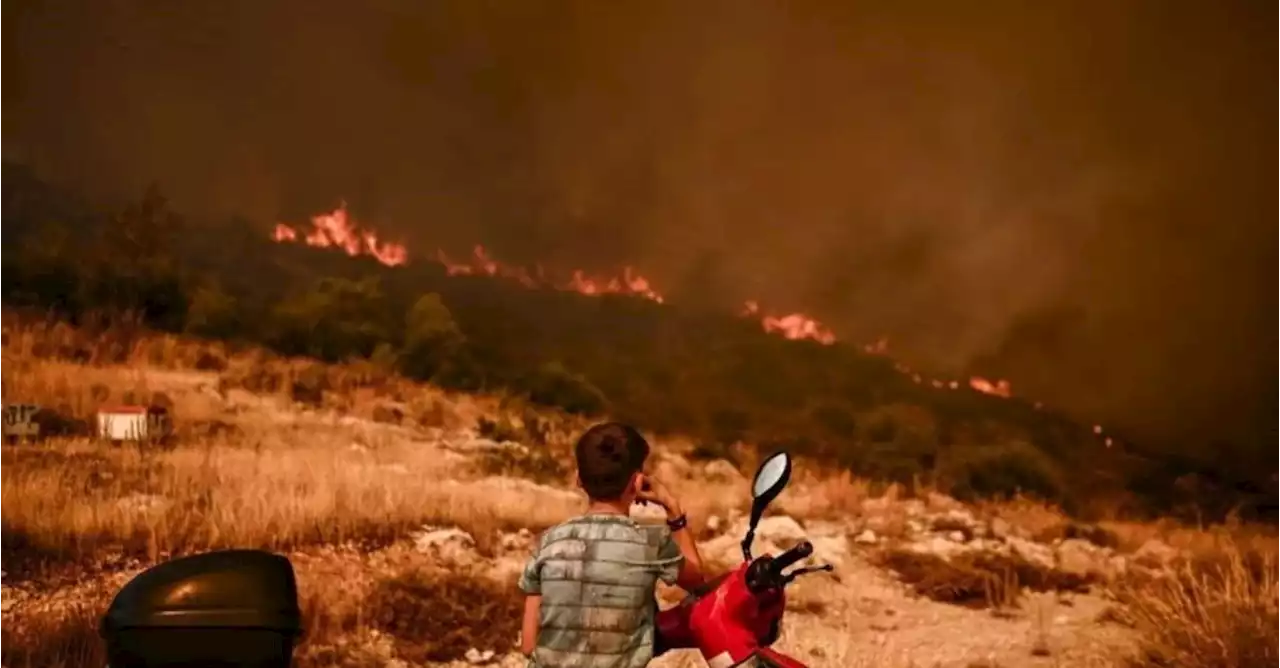 Incendio sin precedentes en Grecia deja hasta ahora miles de evacuados y más de 20 muertos