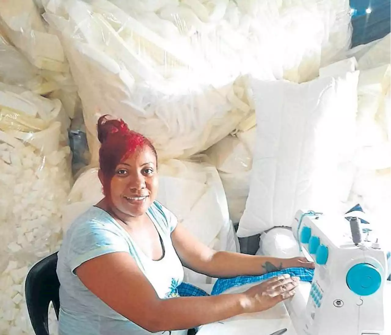 Con una fábrica de almohadas reconstruyen sus sueños en Cartagena