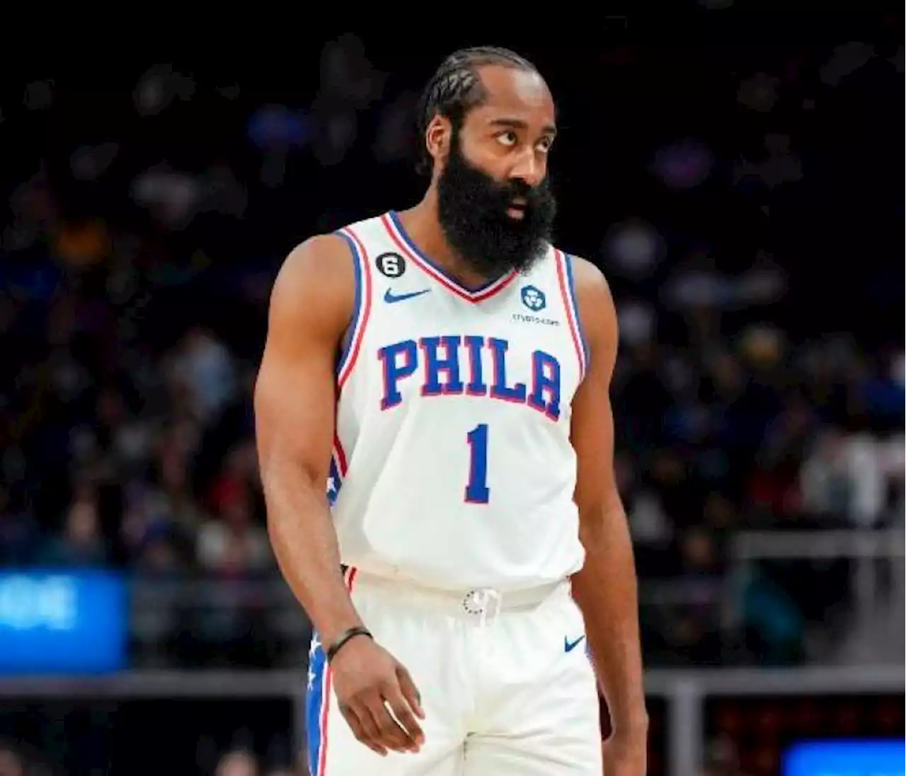 La NBA multó a James Harden por tratar de mentiroso al presidente de 76ers