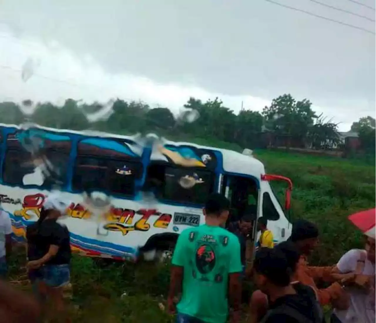 Por esquivar una moto, bus de Arenal, lleno de pasajeros, tuvo accidente