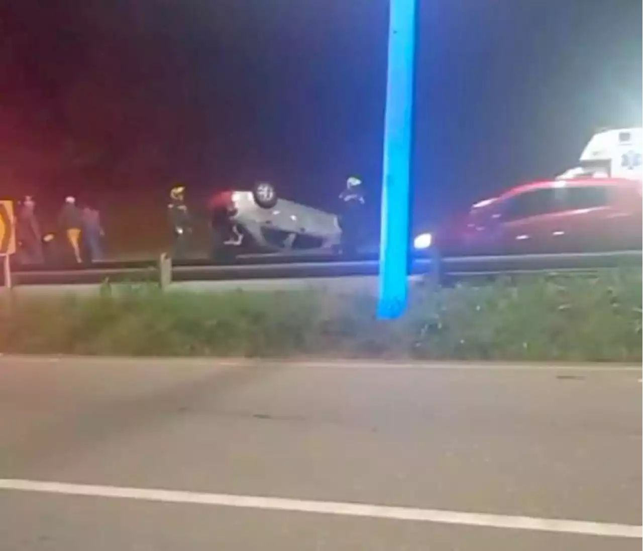 ¡Tremendo susto! Conductor se volcó en su vehículo bajando loma de Turbaco