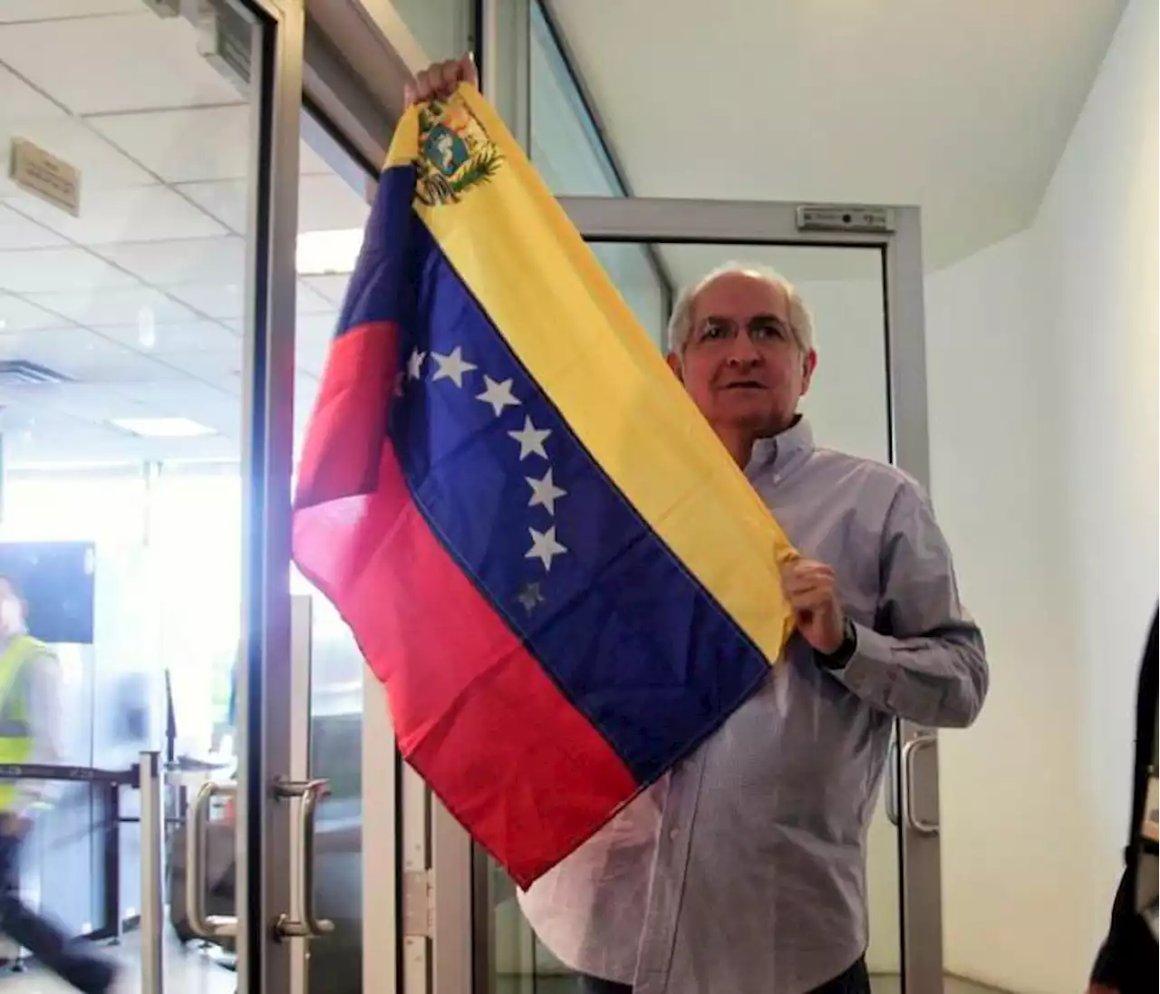 Venezuela emite orden contra Ledezma y buscará su extradición de España