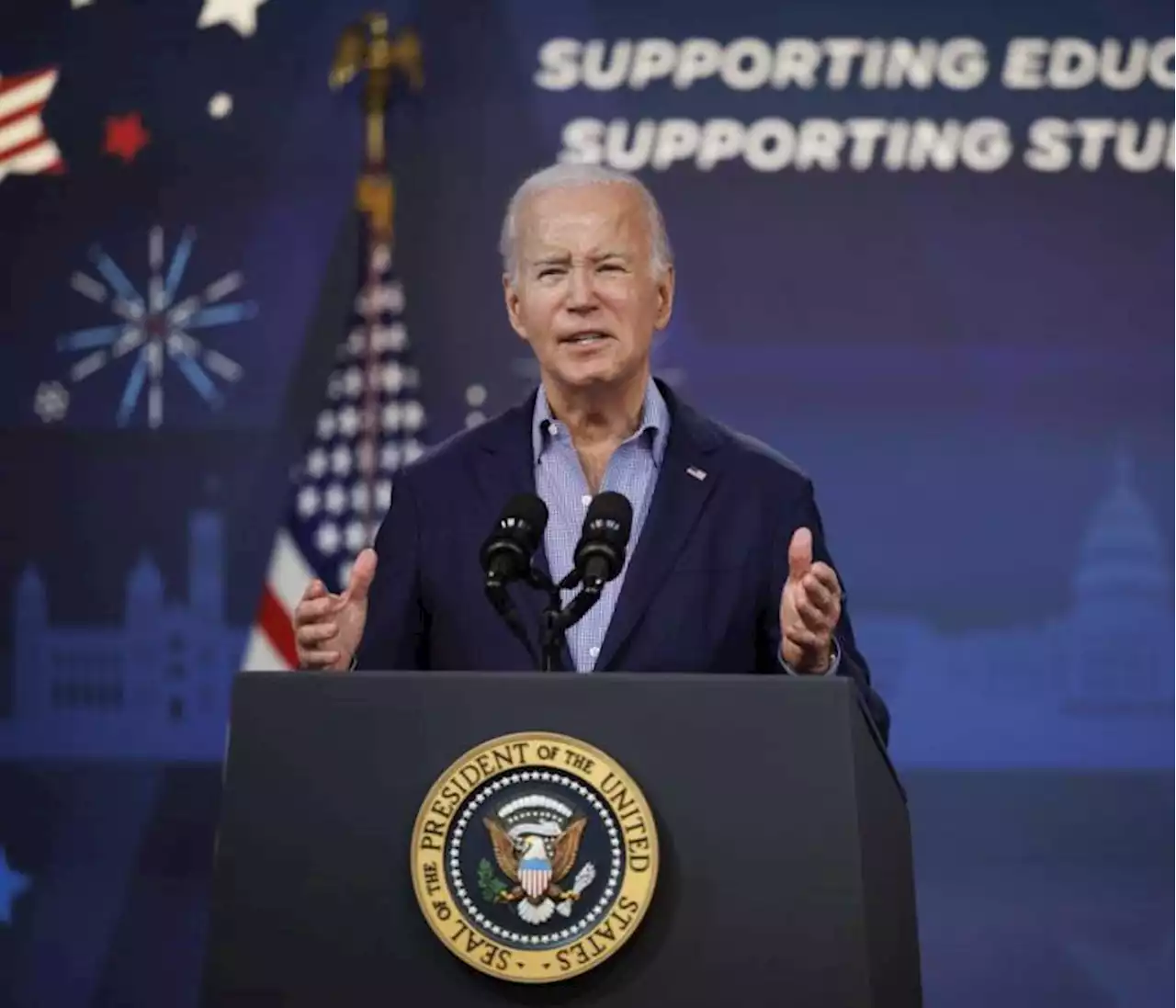 Video: Biden se queda dormido en encuentro con víctimas de Hawái