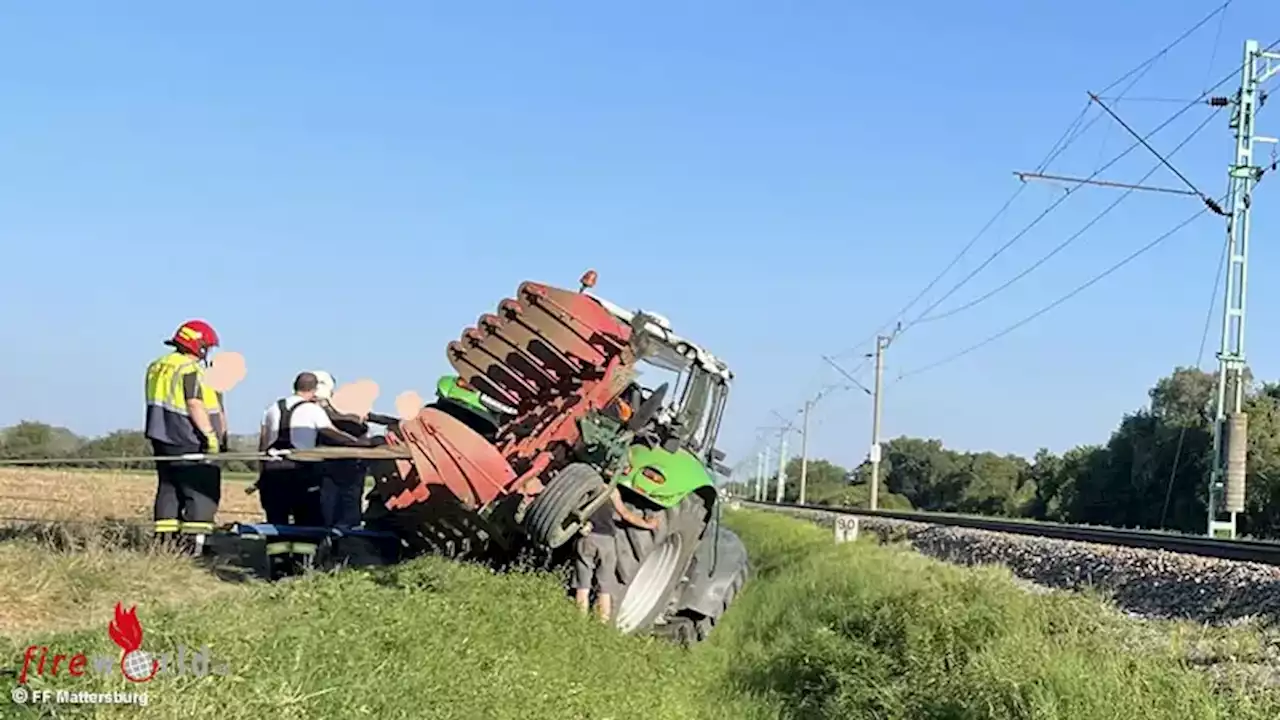 Bgld: Traktor mit Pflug in Schattendorf in Entwässerungsgraben gerutscht