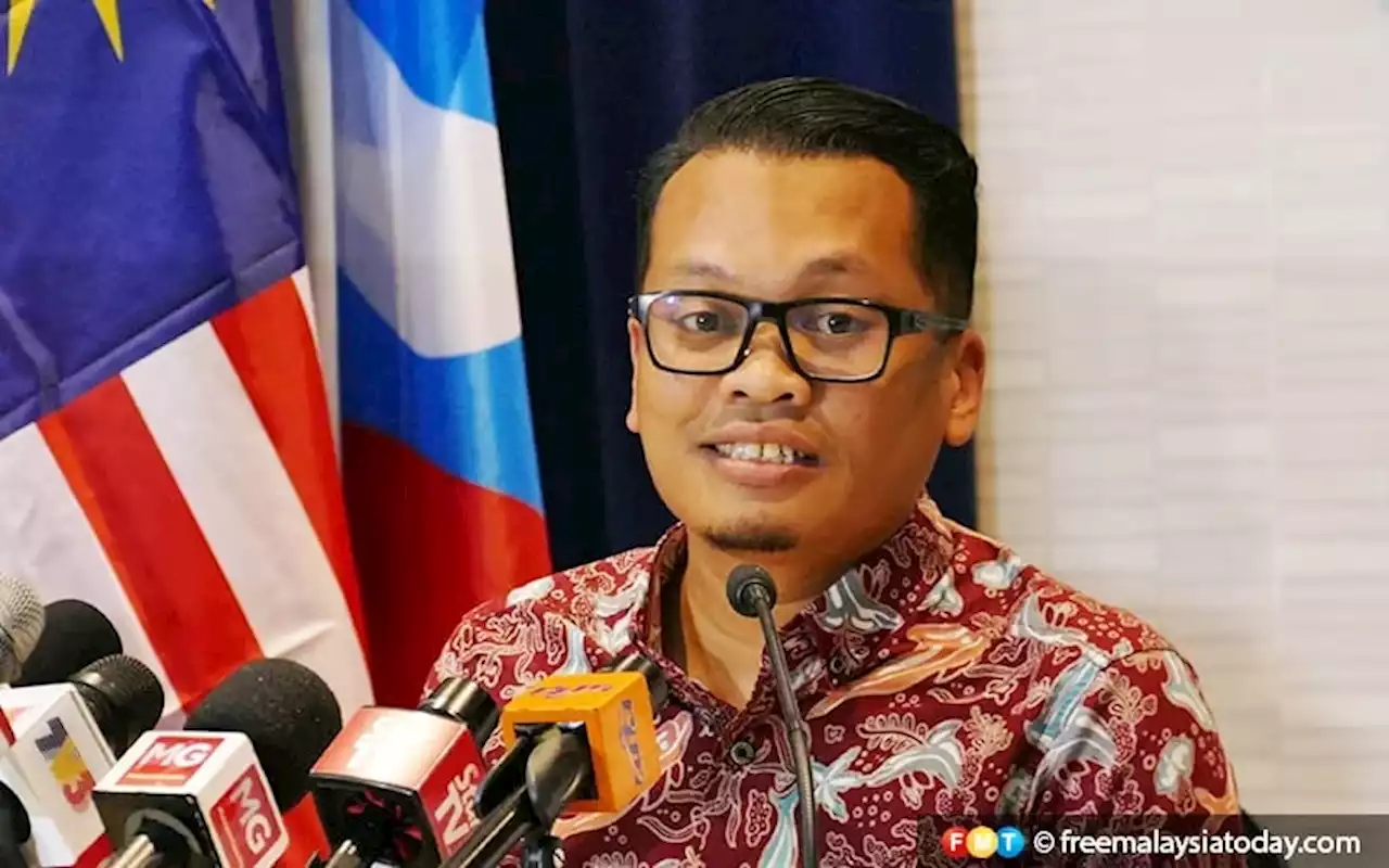 Civil servants can wear batik as govt ups temperature in offices