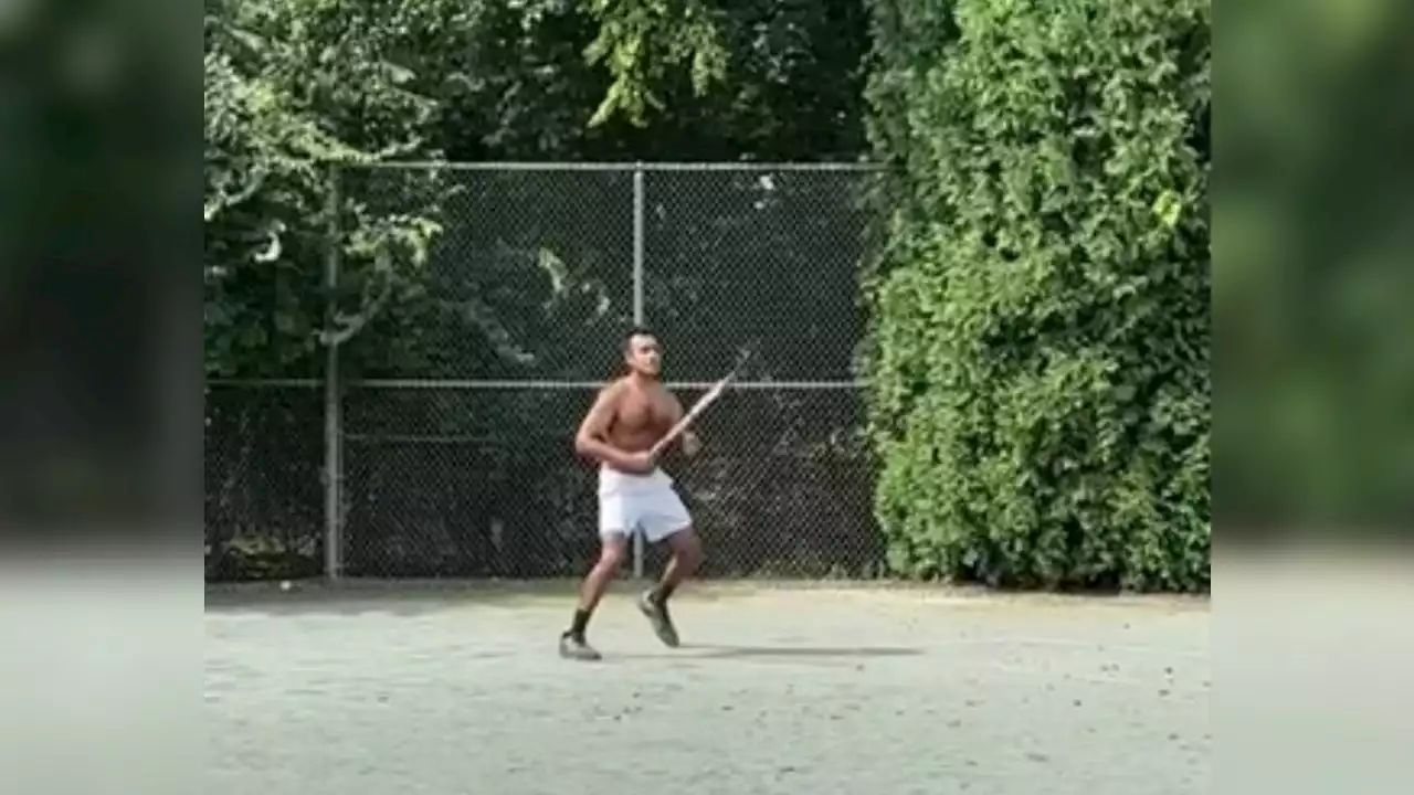 Vivek Ramaswamy preps for upcoming Republican debate with shirtless tennis