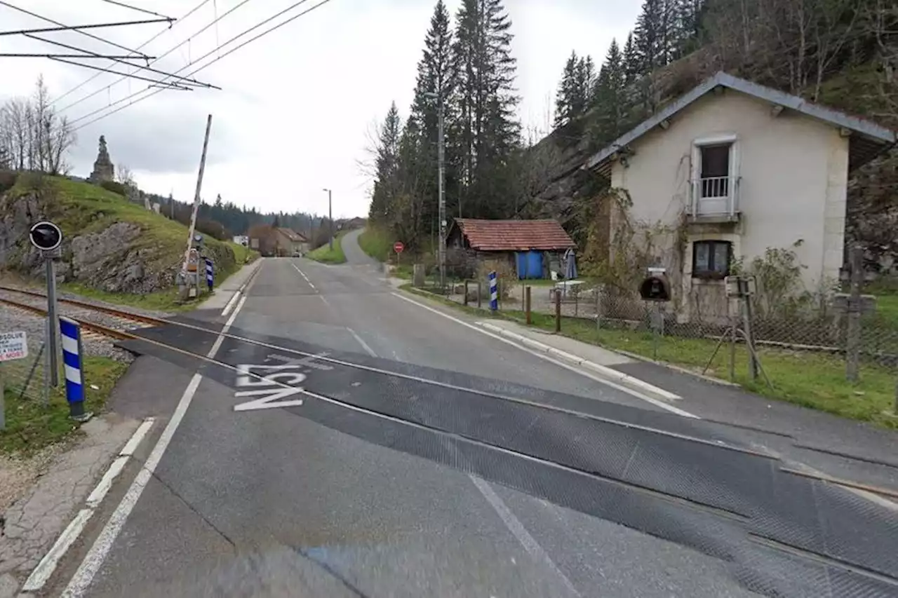 Haut-Doubs : un camion et un train régional suisse se percutent à la Cluse-et-Mijoux