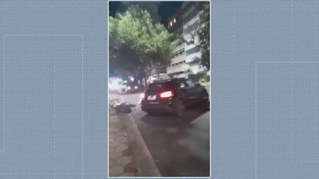 VÍDEO: em fuga da Lei Seca, mulher em carro de luxo pega contramão, atropela moto e acaba parada pela PM