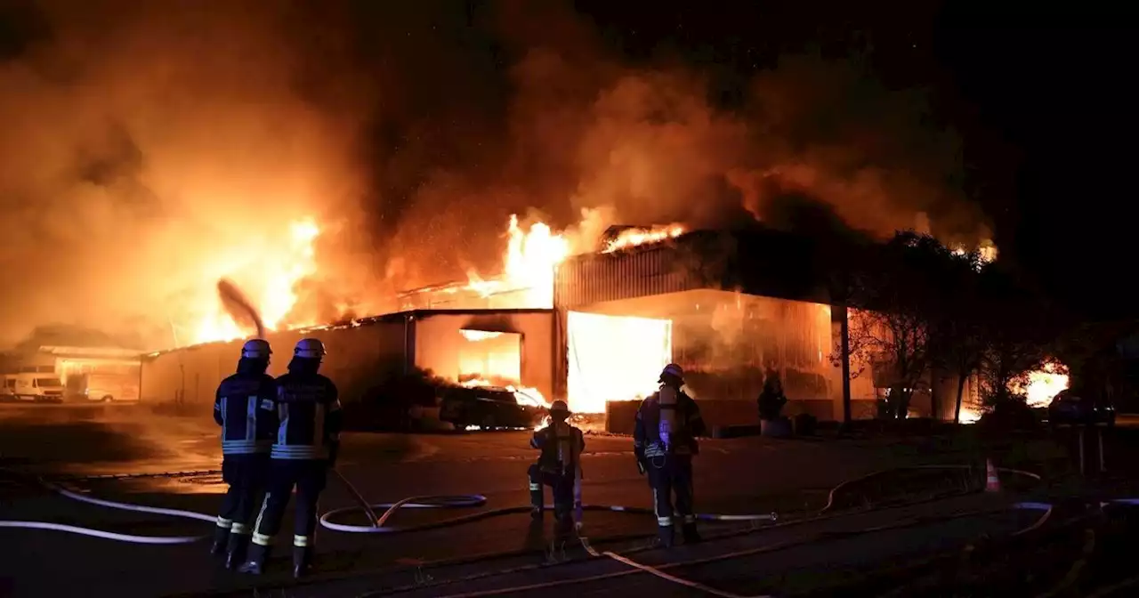 Zwei Verletzte bei Brand einer Lagerhalle in Schwaben