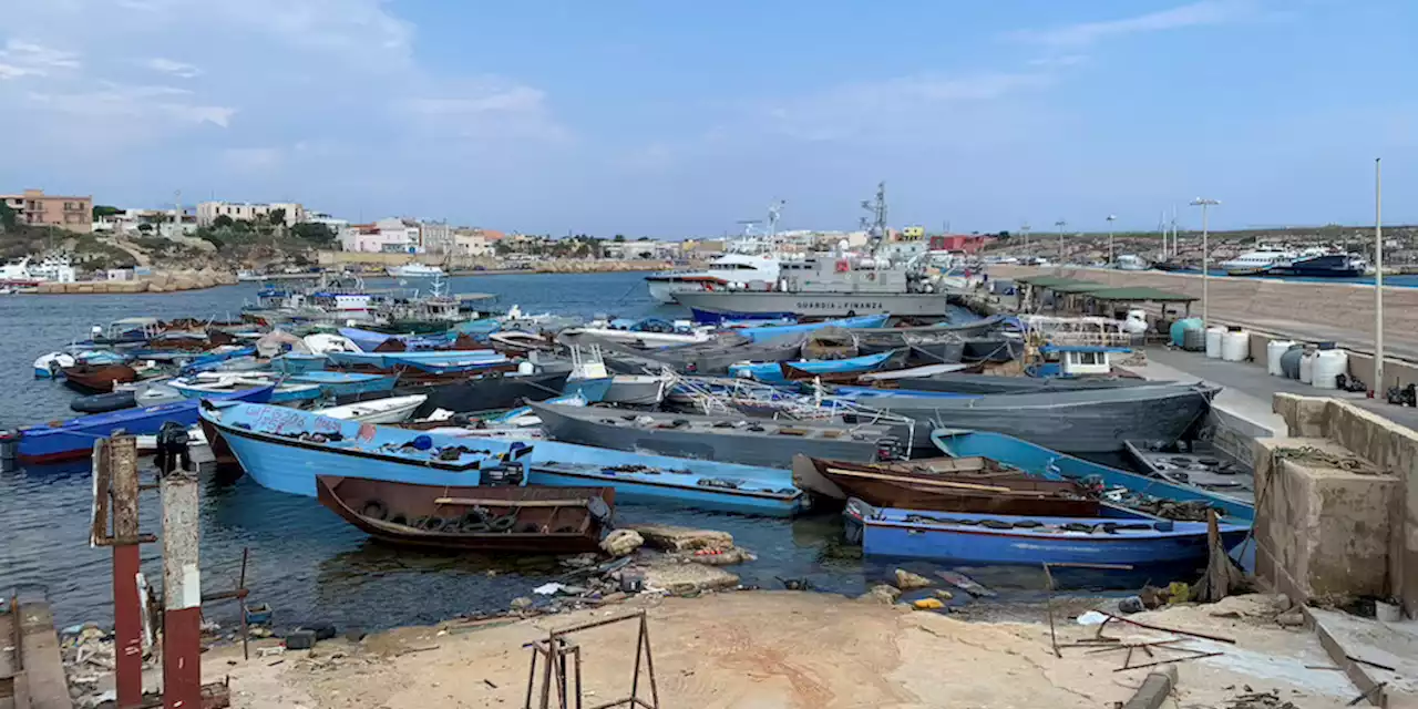 Il molo di Lampedusa è pieno di barche di migranti