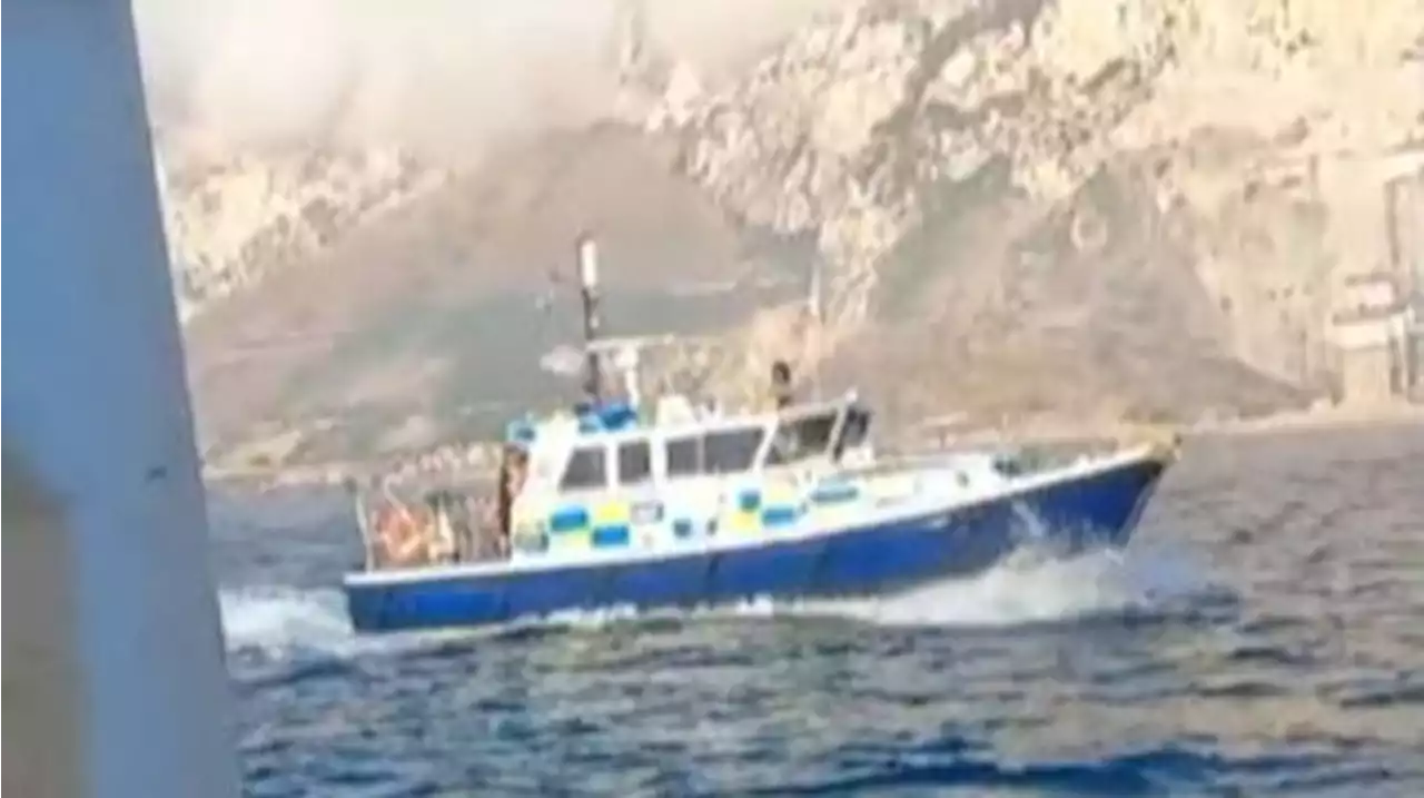 Pescadores españoles denuncian el acoso continuo de las patrulleras de Gibraltar: 'Aquí están los piratas'