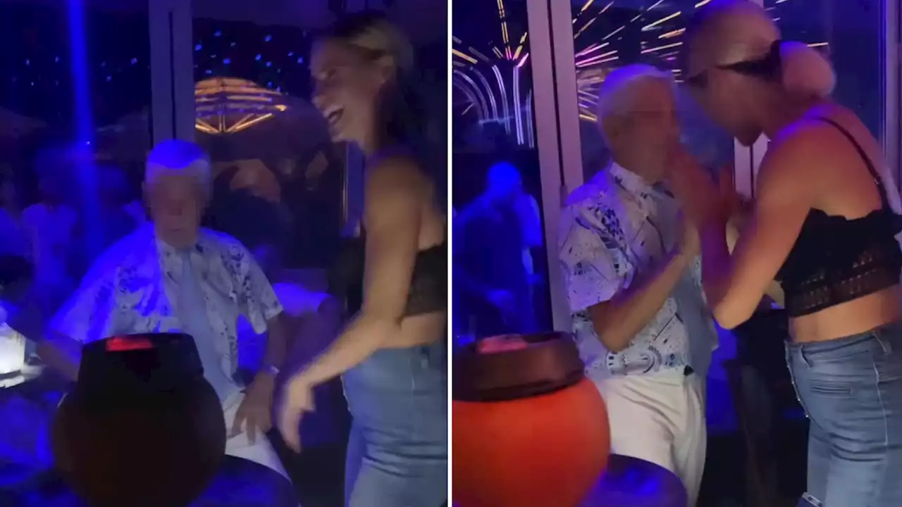 Michelle Hunziker fa «colpo» su un anziano fan in disco