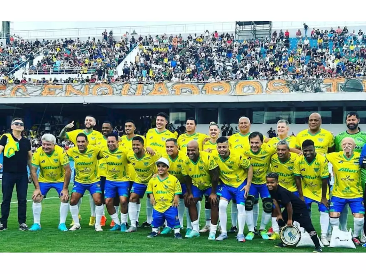 Ronaldinho Gaúcho balança as redes no aplaudido 'Jogo dos Famosos' em Sorocaba