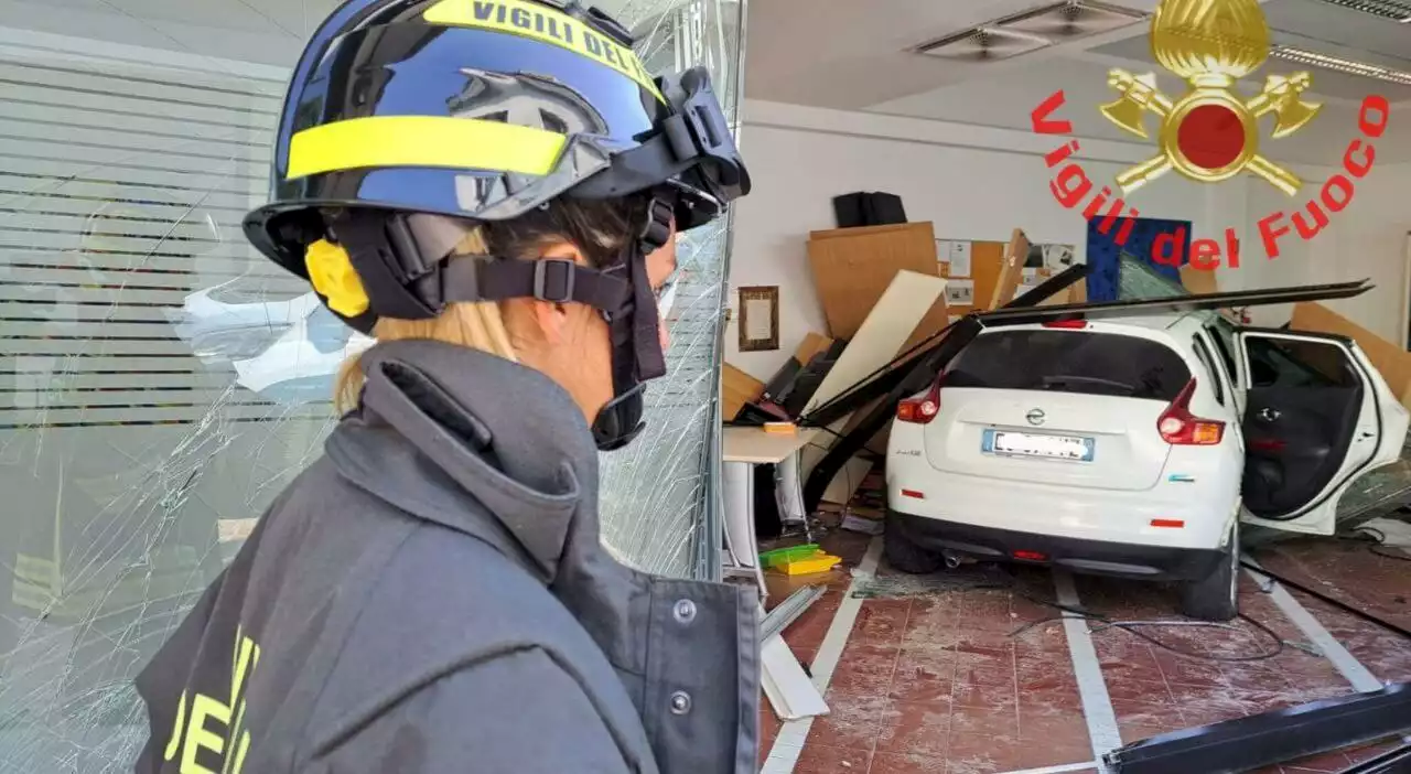 Auto sfonda vetrata centro disabili: tre feriti, uno è grave