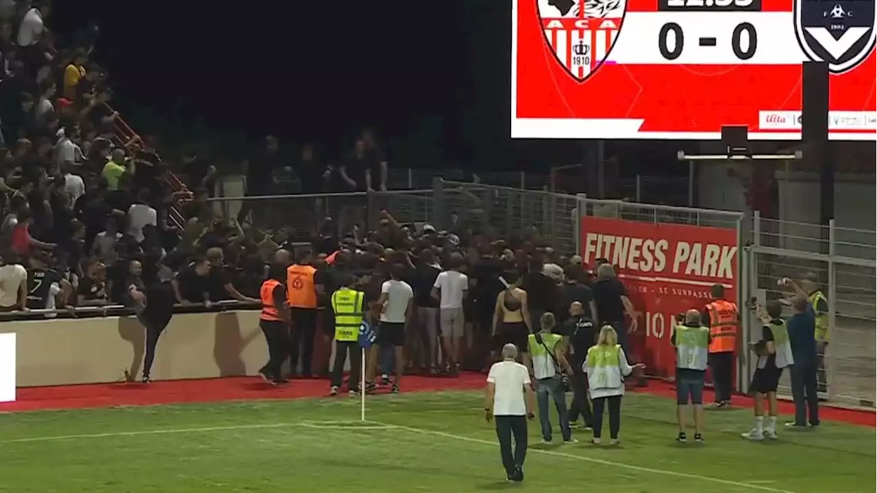 Les images des incidents entre supporters qui ont provoqué l’interruption d’Ajaccio-Bordeaux