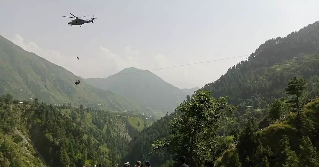 Pakistan : un enfant évacué alors que huit personnes sont bloquées dans une cabine de téléphérique