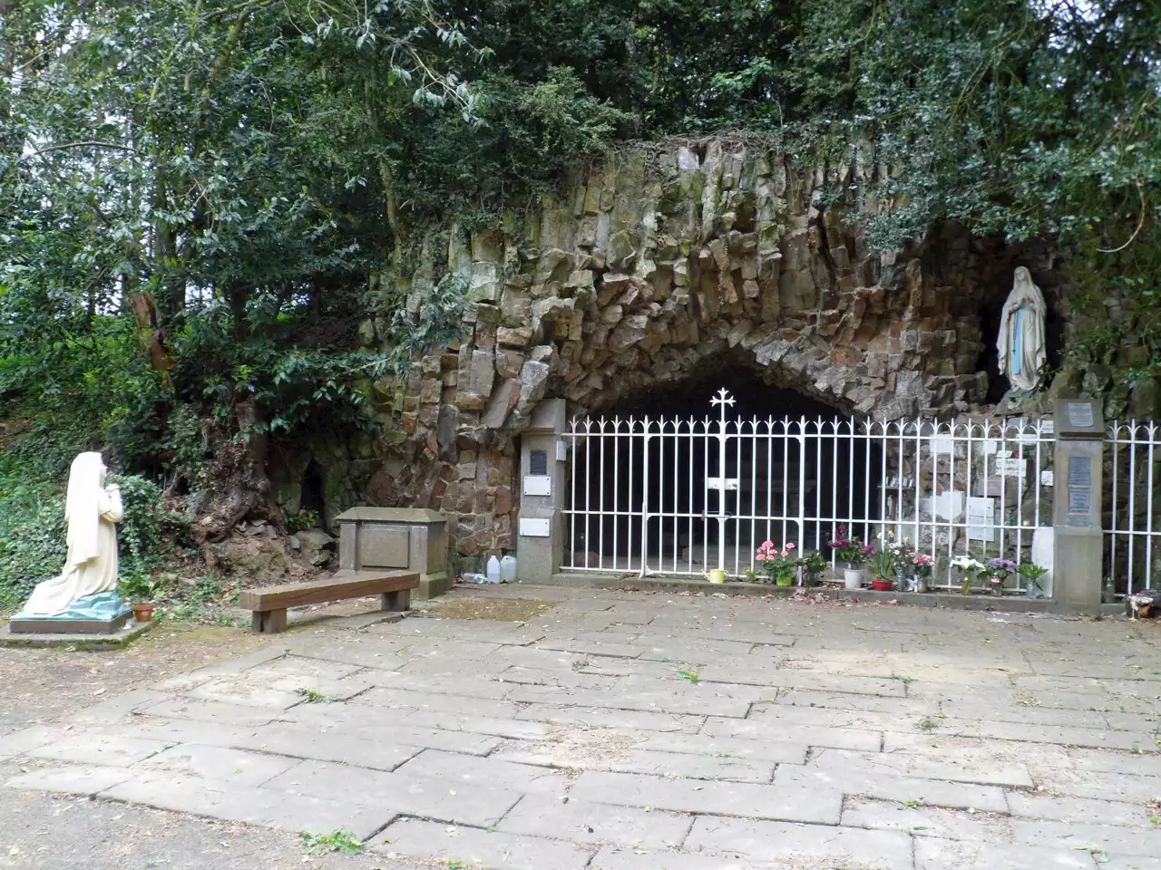 Pourquoi la grotte de Meillac et l'église de Saint-Léger-des-Prés valent le détour