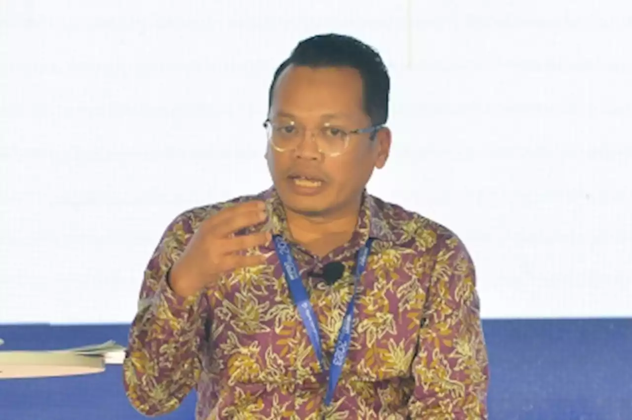 Nik Nazmi: Civil servants can now wear batik to work every day to save energy consumption, not just on Thursday