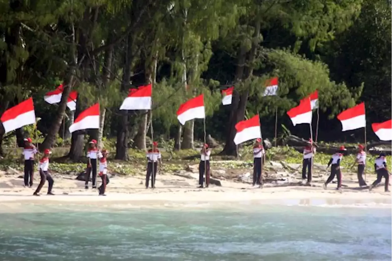 Pengibaran Bendera Merah Putih Di Perbatasan Ri 0824